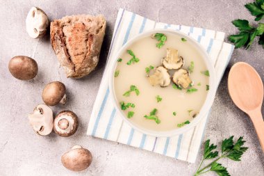 Gri arka planda bir kasede ev yapımı mantar çorbası. Lezzetli yemek..