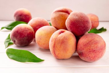 Tahta bir masada taze şeftaliler. Yaz şeftali arkaplanı.