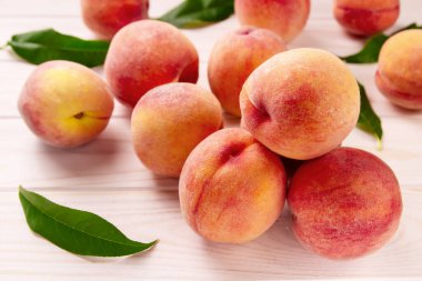 Tahta bir masada taze şeftaliler. Yaz şeftali arkaplanı.