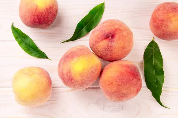 Tahta bir masada taze şeftaliler. Yaz şeftali arkaplanı.