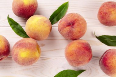 Tahta bir masada taze şeftaliler. Yaz şeftali arkaplanı.