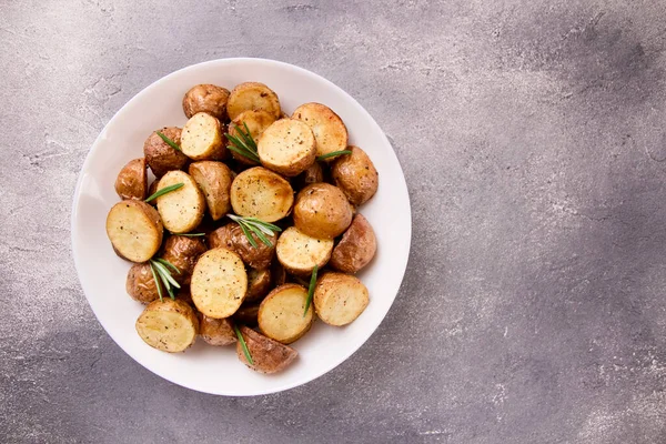 烤土豆片 带有香料和迷迭香的灰色背景 — 图库照片