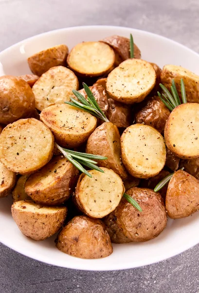 Gebackene Kartoffelkeile Mit Gewürzen Und Rosmarin Auf Grauem Hintergrund — Stockfoto