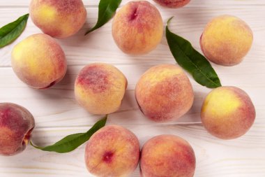 Tahta bir masada taze şeftaliler. Yaz şeftali arkaplanı.