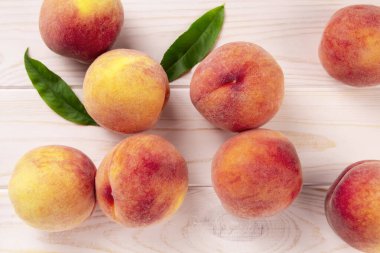 Tahta bir masada taze şeftaliler. Yaz şeftali arkaplanı.