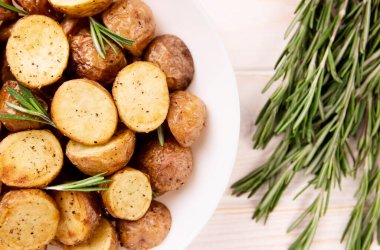 Baharatlı fırında patates ve arka planda biberiye.