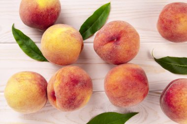 Tahta bir masada taze şeftaliler. Yaz şeftali arkaplanı.