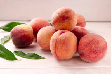 Beyaz arka planda olgun sulu şeftaliler. Yaz şeftali arkaplanı.