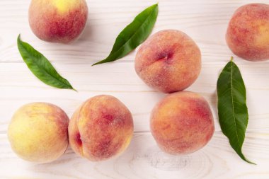 Tahta bir masada taze şeftaliler. Yaz şeftali arkaplanı.