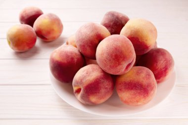 Beyaz arka planda olgun sulu şeftaliler. Yaz şeftali arkaplanı.