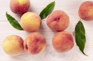 Tahta bir masada taze şeftaliler. Yaz şeftali arkaplanı.