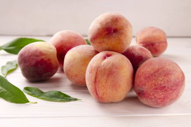 Beyaz arka planda olgun sulu şeftaliler. Yaz şeftali arkaplanı.