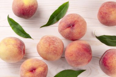 Beyaz arka planda olgun sulu şeftaliler. Yaz şeftali arkaplanı.