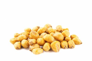 Kızarmış tuzlu mısır çerezi, beyaz arka planda izole edilmiş. Bira çerezi, baharatlı kuru mısır..