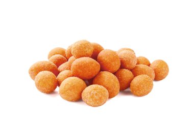 Beyaz arka planda izole edilmiş yer fıstıkları. Soslu ızgara fıstık..