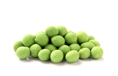 Beyaz arka planda izole edilmiş yer fıstıkları. Soslu ızgara fıstık..