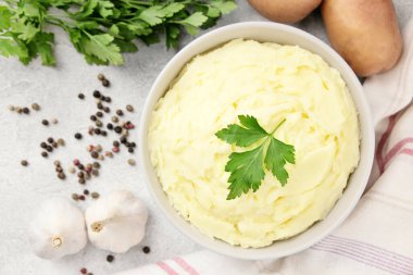 Geleneksel ev yapımı, gri beton arka planda beyaz kasede patates püresi. Sağlıklı yemek.