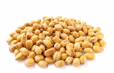 Kızarmış tuzlu mısır çerezi, beyaz arka planda izole edilmiş. Bira çerezi, baharatlı kuru mısır..