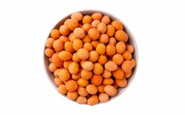 Beyaz arka planda izole edilmiş yer fıstıkları. Soslu ızgara fıstık..