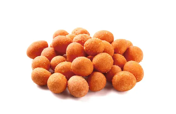 Beyaz arka planda izole edilmiş yer fıstıkları. Soslu ızgara fıstık..