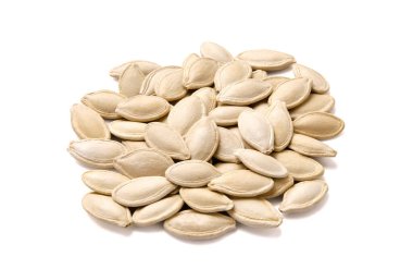 Beyaz arka planda izole edilmiş kabak tohumları. Sonbahar titreşimli yiyecek kavramı, balkabağı, kabak çekirdeği