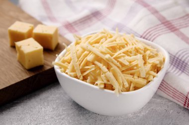 Izgara peynir. Konsept: İtalyan mutfağı, peyniri, restoranı ve yemeği.