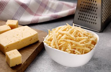 Rendelenmiş peynir ve rende. Konsept: İtalyan mutfağı, peyniri, restoranı ve yemeği.