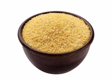 Beyaza izole edilmiş kase içinde çiğ mısır unu. Metin için boşluk