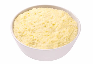 Vejetaryen kahvaltısı: beyaz arka planda beyaz tabakta darı lapası