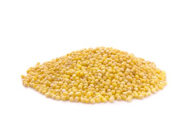 Beyaz arka planda izole edilmiş darı yığını, beyaza izole edilmiş organik gıda ürünü..