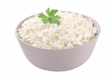 Beyaz arka planda izole edilmiş bir fincanda süzme peynir. Maydanozlu süzme peynir. Kasedeki çiftlik peyniri..