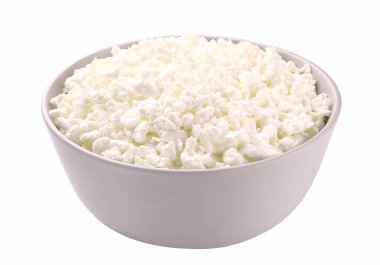 Beyaz arka planda izole edilmiş bir fincanda süzme peynir. Kasedeki çiftlik peyniri..