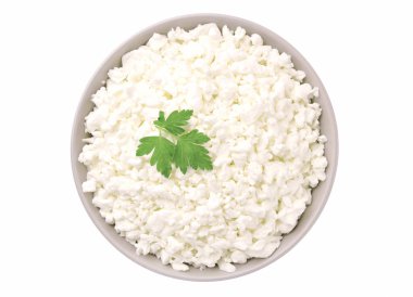 Beyaz arka planda izole edilmiş bir fincanda süzme peynir. Maydanozlu süzme peynir. Kasedeki çiftlik peyniri..