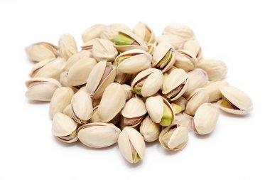 Beyaz arka planda fıstıklı fıstık. Fıstık yığını beyaz arkaplanda izole edilmiş. 