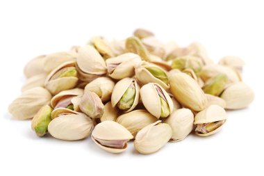 Beyaz arka planda fıstıklı fıstık. Fıstık yığını beyaz arkaplanda izole edilmiş. 