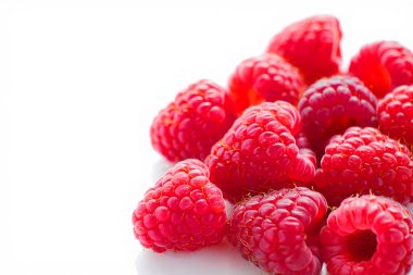 Beyaz arka planda olgun ahududular