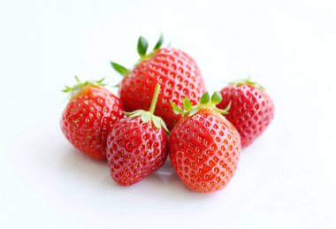 Çilek soyutlanmış. Yaprak izole edilmiş çilekler. Beyaz çilekli..