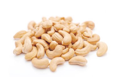 İzole edilmiş kavrulmuş kaju fıstığı. Kavrulmuş fındık koleksiyonu.