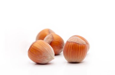 Beyaz bir sırtüstü fındık yığını