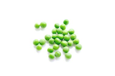 Beyaz arkaplanda taze yeşil bezelyeler.. 