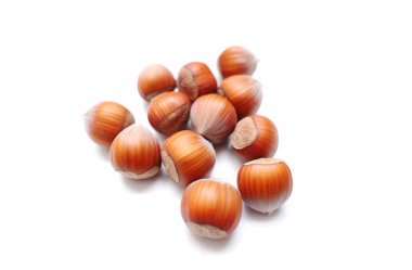 Beyaz bir sırtüstü fındık yığını