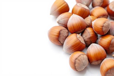 Beyaz bir sırtüstü fındık yığını