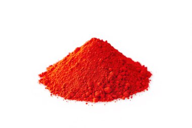 Ezilmiş kırmızı arnavut biberi, beyaz arka planda baharatlar.