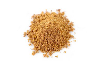 Beyaz arka planda izole edilmiş hindistan cevizi tozu yığını. Hindistan cevizi ağacının tohumlarından elde edilen bir baharat