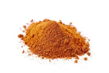 Beyaz arka planda izole edilmiş hindistan cevizi tozu yığını. Hindistan cevizi ağacının tohumlarından elde edilen bir baharat