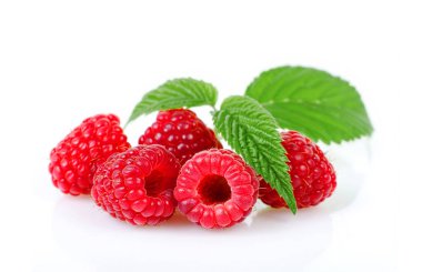 Olgun ahududu yapraklı beyaz arka planda izole