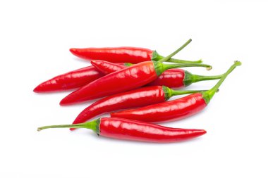 Beyaz arka planda izole edilmiş kırmızı taze kırmızı biber.