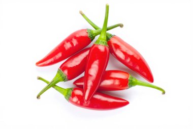 Beyaz arka planda izole edilmiş kırmızı taze kırmızı biber.