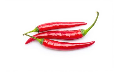 Beyaz arka planda izole edilmiş kırmızı taze kırmızı biber.