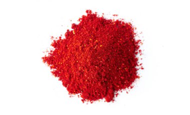 Ezilmiş kırmızı arnavut biberi, beyaz arka planda baharatlar.